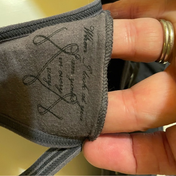 Marlies Deckers gray  satin and sequin's bras & 2 assorted panties. M - Picture 11 of 13